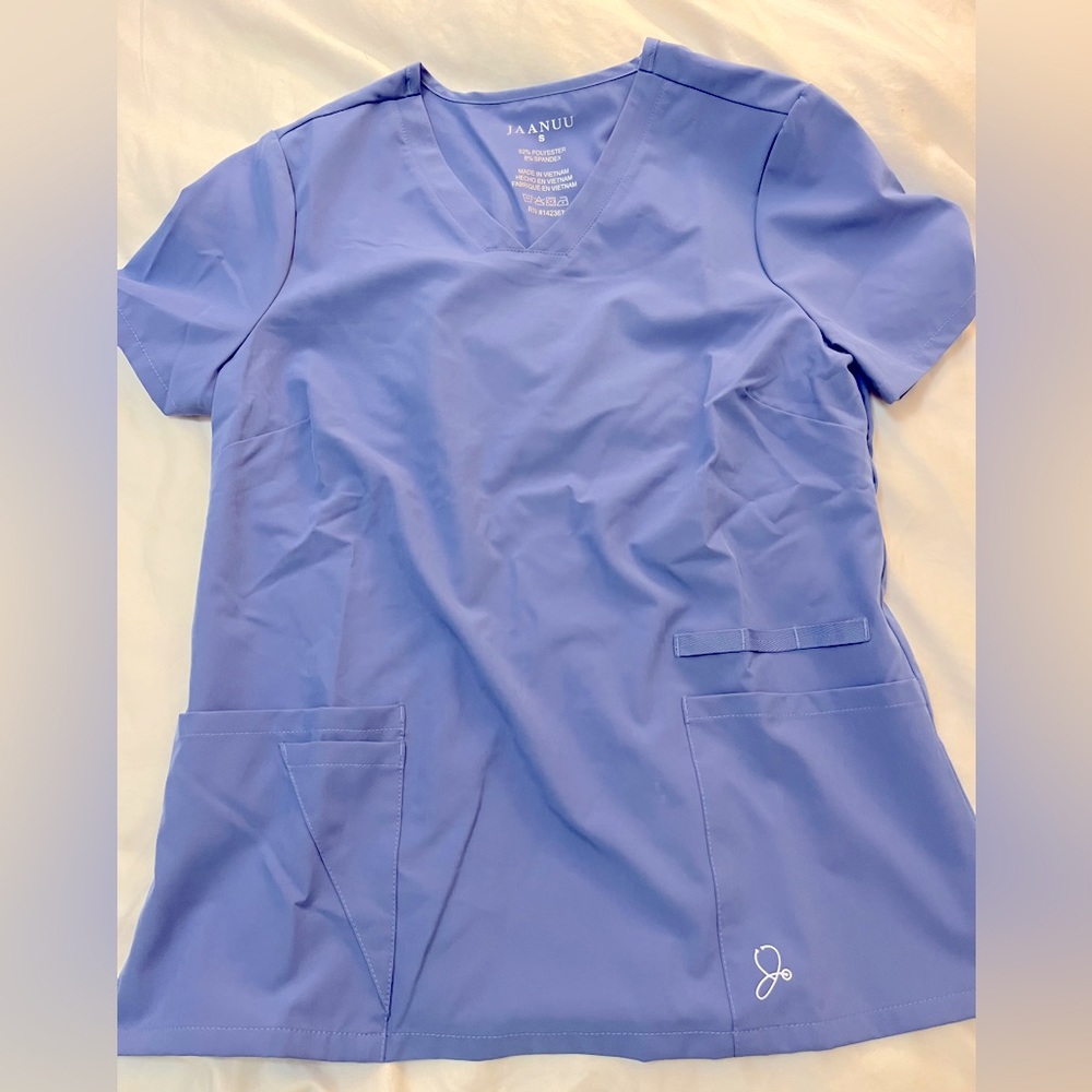 Ceil blue Jaanuu scrub top fitted women’s size small lightweight fabric